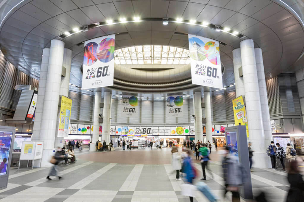 みらいつなぐ北九州 市制60周年 小倉駅構内ビジュアル掲出の様子 画像